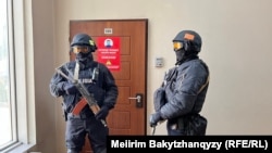 Сотрудники полицейского спецназа у двери редакции Orda.kz в Алматы. 1 декабря 2025 года