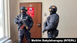 Полицейский спецназ у дверей редакции издания Orda.kz, где проходит обыск.  Евросоюз считает, что в Казахстане заметно сужается гражданское пространство, растет давление на журналистов