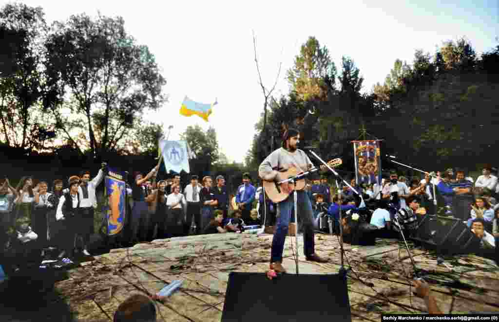 Бард Андрей Панчишин на одной из площадок авторской песни неподалеку от стадиона в Черновцах