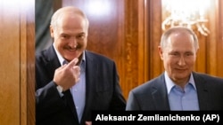 Alyaksandr Lukaşenka (solda) və Vladimir Putin (Arxiv fotosu)