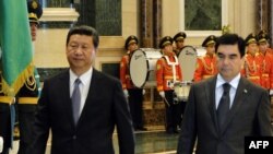 Türkmenistanyň prezidenti G.Berdymuhamedow (s) we Hytaýyň prezidenti K.Jinping (ç), Aşgabat, 2013. 