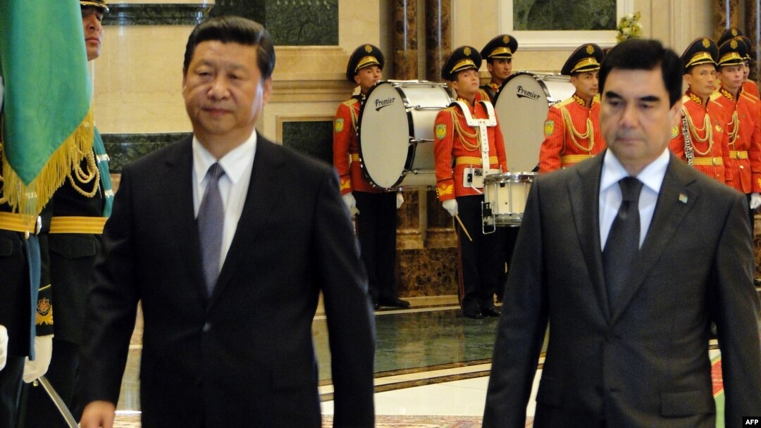 Turkmen President Gurbanguly Berdymukhammedov (right) and his Chinese counterpart, Xi Jinping, review a guard of honor before holding talks in Ashgabat on September 3. 