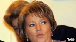 The pamphlets analyzed the performance of St. Petersburg Governor Valentina Matviyenko.