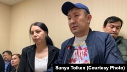  Активист Дархан Умирбаев и его супруга Дина Абишева в зале административного суда. Нур-Султан, 25 мая 2019 года.