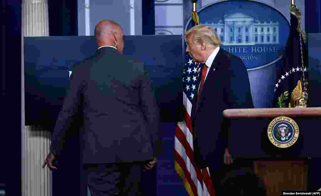 САД - Претседателот на САД Доналд Трамп нагло бил изнесен од брифинг просторијата на Белата куќа на 10 август, поради пукање во близина на оградата на Белата куќа.