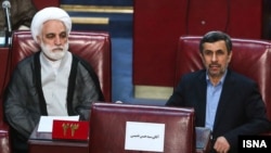 احمدی‌نژاد (راست) به رغم متهم بودن همواره به جلسات رسمی دعوت می‌شود. حضور وی در کنار محسنی اژه‌ای در نشست خبرگان پنجم خبرساز شد.