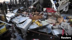 Սիրիա - Դամասկոսի արվարձաններից մեկում ավտոմեքենայի պայթյունի հետևանքները: Ըստ SANA-ի՝ նոյեմբերի 26-ին տեղի ունեցած այդ պայթյունի հետևանքով 15 մարդ զոհվել, շուրջ երեք տասնյակ մարդ վիրավորվել է:
