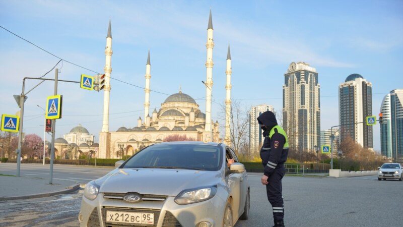 В Чечне начальник отдела МВД публично отчитал водителей за употребление алкоголя