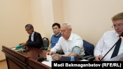 Председатель Союза журналистов Казахстана Сейтказы Матаев с сыном Асетом на заседании суда №2 в Астане.
