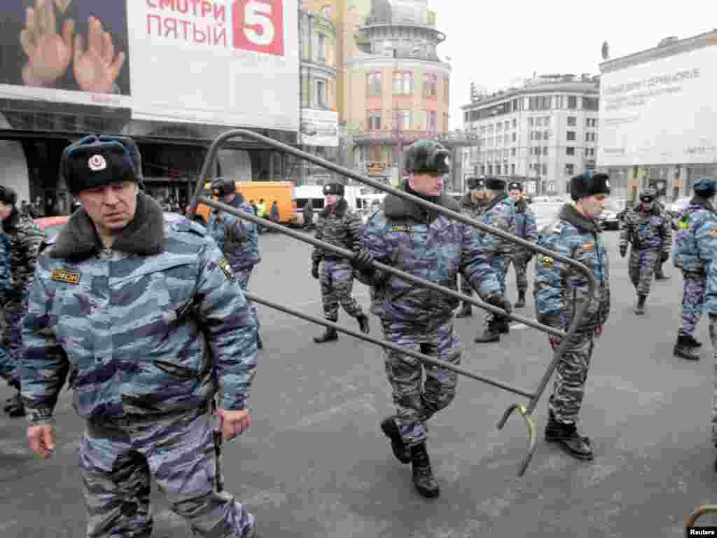 Interior Ministry officers place barriers in front of the exit of the Lubyanka station.