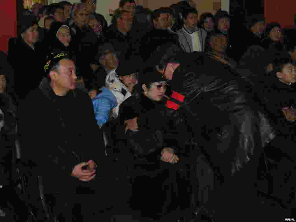 Сол жақта - Нұрқаділовтің ұлы Қайрат, қатарында - жесірі Мақпал Жүнісова. Алматы, 15 қараша 2005 жыл.