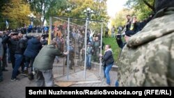 Учасники акції протесту у Києві на вулиці Грушевського, 17 жовтня 2017 року