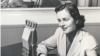 Voditeljka iz Mađarske u studiju Radija Slobodna Evropa (RSE) u Minhenu, Nemačka, 1955. godine.<br><br>Američki radio je počeo emitovanje programa pet godina ranije, 4. jula 1950. godine.