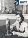 Një prezantuese hungareze në një zyrë të Radios Evropa e Lirë (REL) në Munih, Gjermani, në vitin 1955.<br><br>Radioja amerikane kishte filluar transmetimet pesë vjet më parë, më 4 korrik 1950.