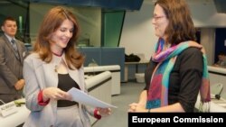 komesarka EU Cecilia Malmstrom i kosovski ministar za evropske integracije Vlora Citaku,14. juni 2012.