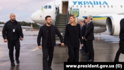 Украина президенті Владимир Зеленский мен зайыбы әуежайды.  Осло, 8 қыркүйек, 2026 жыл.