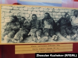 Архивное фото «Жертв красного террора» в музее памяти жертв политических репрессий. Поселок Долинка Карагандинской области, 31 мая 2011 года.