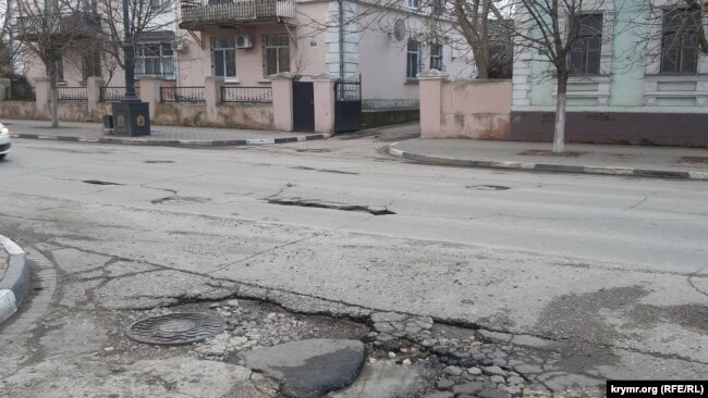Ямы на дорогах в центре Керчи