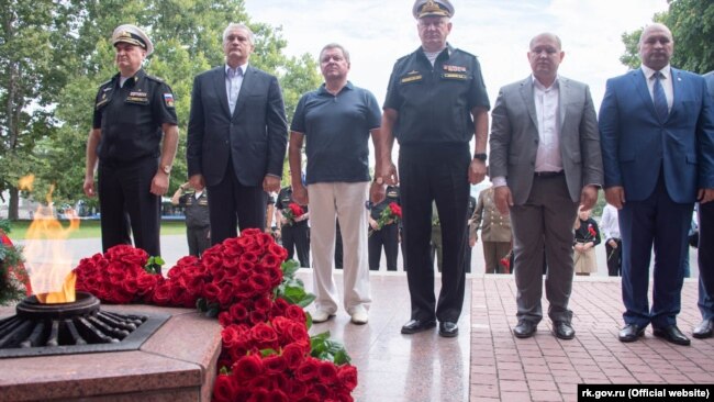 Сергей Аксенов во время торжественного возложения цветов к Мемориалу героической обороны Севастополя 1941 – 1942 годов, 20 августа 2020 года