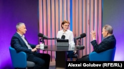 Igor Boțan și Nicolae Negru, în studioul Europei Libere, în timpul înregistrării episodului din 21 mai al podcastului „Dincolo de Știri” realizat de Eugenia Crețu