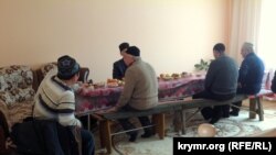 Рідні та близькі активіста Решата Аметова під час молебню у нього вдома