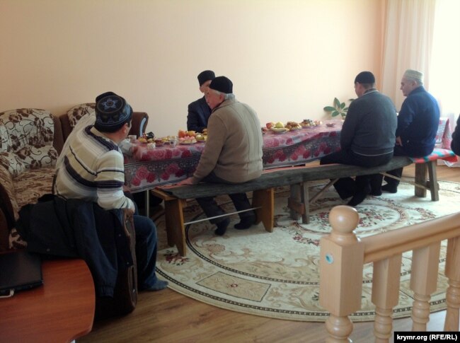 Родные и близкие активиста Решата Аметова во время молебна у него дома