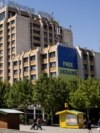 Flamuri ukrainas, me mbishkrimin “Liri për Ukrainën”, shihet i vendosur në muret e ndërtesës se hotelit Grand, në kryeqytetin e Kosovës. Foto arkivi.