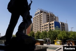 Великий банер на підтримку України у Приштині, який зняли після висловлювань зеленського щодо Косово під час візиту до Сербії