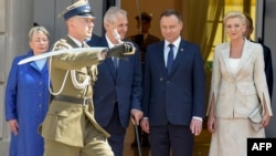 Президент Польши Анджей Дуда (в центре) с супругой во время встречи президента Чехии Милоша Земана (архивное фото) 