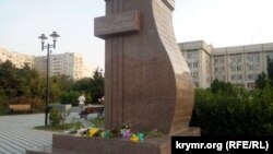 Цветы у памятника Тарасу Шевченко в День Независимости Украины в Севастополе, 24 августа 2021