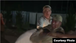 Сўх тумани ҳокимлигининг ходими Шерзод Қурбонов қирғизистонлик чегарачилар томонидан калтаклангани иддао қилинди.
