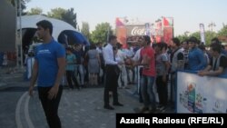 Basketbol səbətinə top atır.