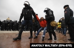 Polisiýa protestçileri tussag edýär. Sankt-Peterburg, 23-nji ýanwar, 2021