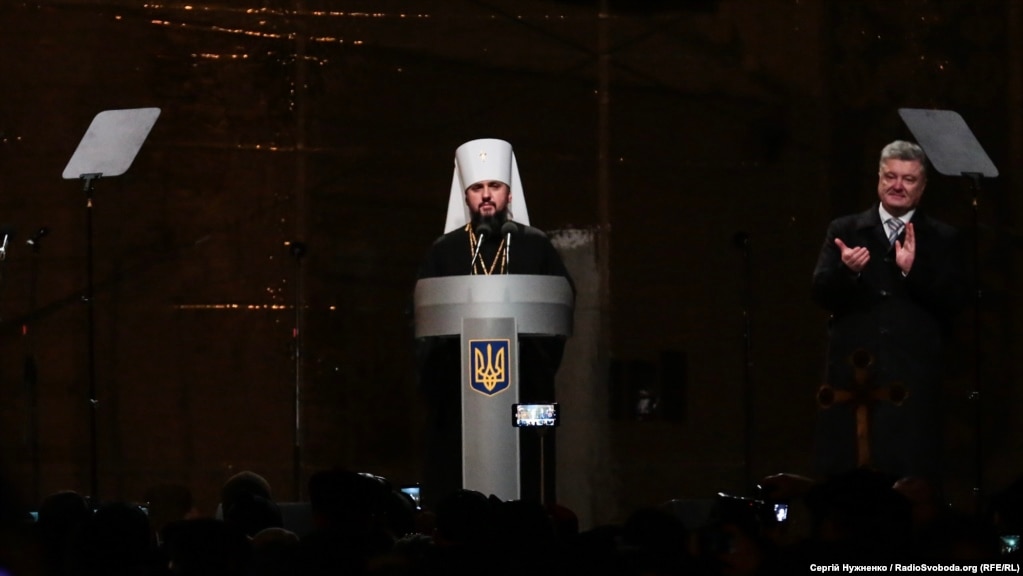 Новообраний глава єдиної Української помісної православної церкви митрополит Епіфаній виступає перед зібранням на Софійській площі у Києві