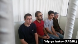 Иракцы в зале суда в Оше.