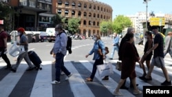 نمایی از شهر والنسیا در اسپانیا که مردم آن برای مقابله با شیوع کرونا ماسک به صورت زدهاند.