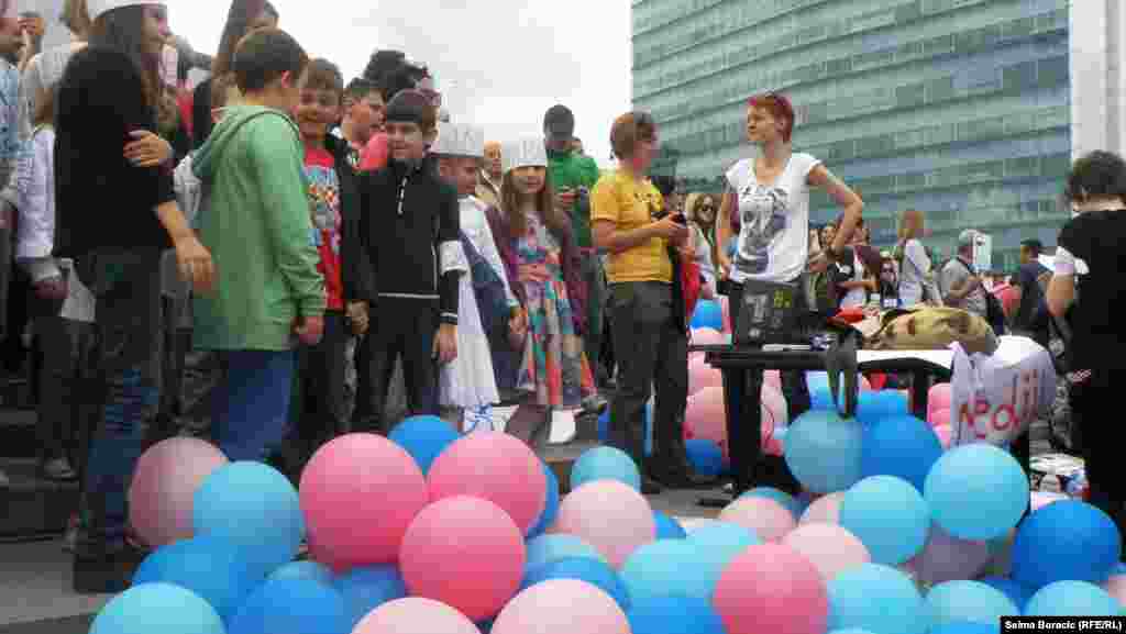 Balloons added to the festive feeling at the demonstration in Sarajevo.