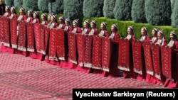 Туркменские женщины в национальной одежде