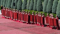 Diňle: Baýramçylyk, çäre mejburlygy ilaty 'başagaý etmek üçin' saklanýar