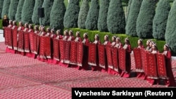 От представителей других национальностей туркменские власти треубуют надевать на церемонии туркменские национальные костюмы и исполнять туркменские песни.