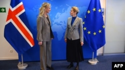 Thorgerdur Katrin Gunnarsdottir, ministra de externe a Islandei (stânga), la o apariție publică cu șefa politicii externe a UE, Kaja Kallas. 