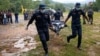 Нэпальскія вайскоўцы нясуць цела ахвяры паводкі, 28 жніўня 2026 году