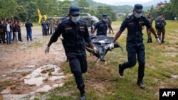 Нэпальскія вайскоўцы нясуць цела ахвяры паводкі, 28 жніўня 2026 году