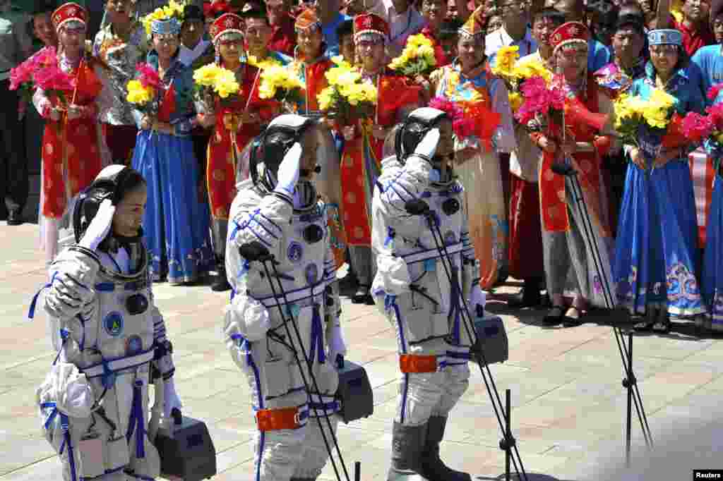 Astronauţii chinezi (de la stânga la dreapta) Wang Yaping, Nie Haisheng şi Zhang Xiaoguang, înainte de zborul navei Shenzhou-10, la centrul de zboruri Jiuquan satellite, provincia Gansu, China, 11 iunie 2013