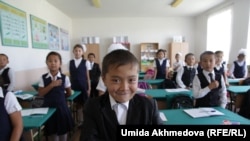 Ученики приветствуют входящих в класс. Школа № 28 в Ташкентской области, Узбекистан. 9 сентября 2015 года.