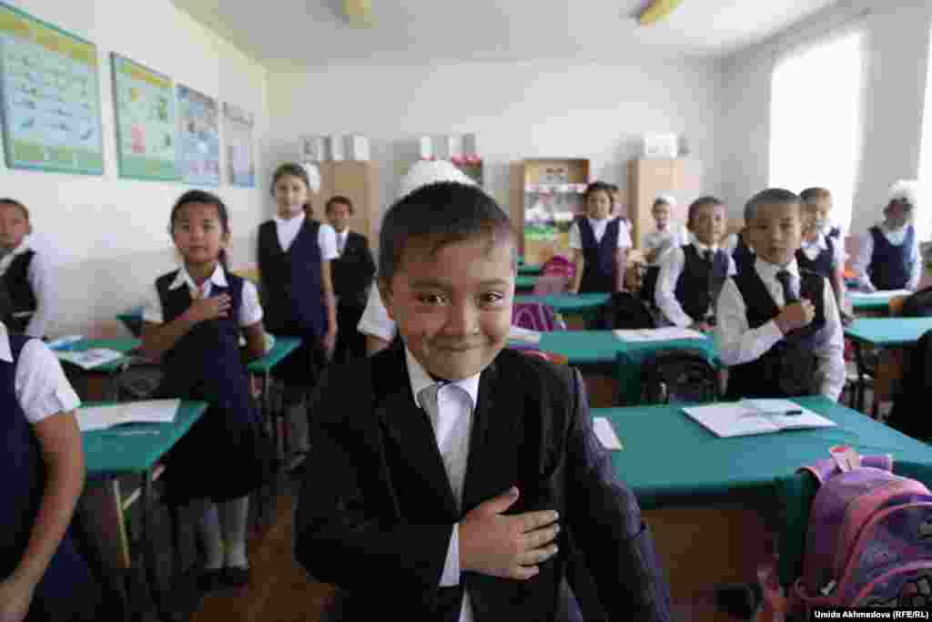 Ученики приветствуют входящих в класс. Школа № 28 Верхне-Чирчикского района Ташкентской области. 9 сентября 2015 года.
