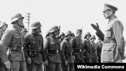Андрій Власов із солдатами РВА (Російської визвольної армії), які воювали на боці нацистів