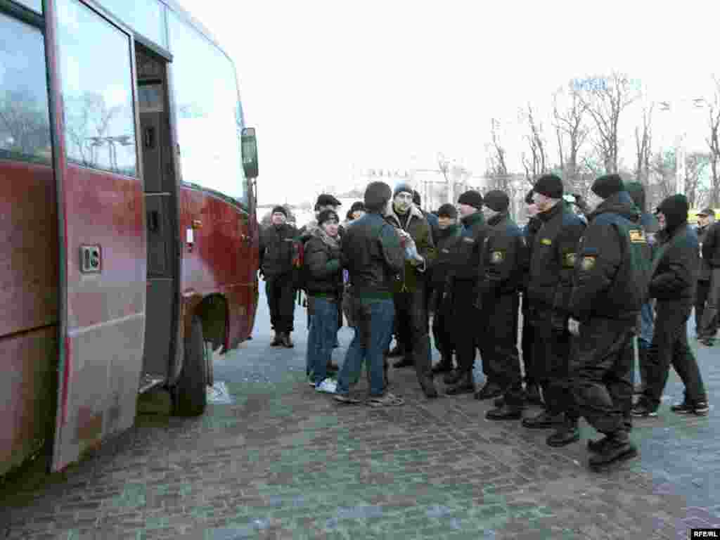 16 сакавіка, аўторак - Міліцыя затрымала ўдзельнікаў акцыі на Дзень салідарнасьці ў Менску. Падыходы да плошчы былі загадзя ачэпленыя.