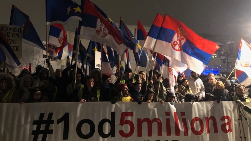 Смртни закани за новинарите на Н1 оти известувале за протестите против Вучиќ во Србија