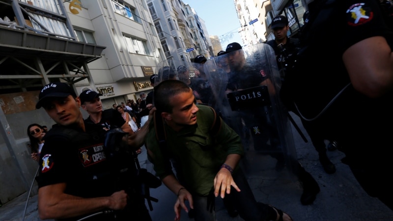 Водометы и резиновые пули против гей-парада в Стамбуле